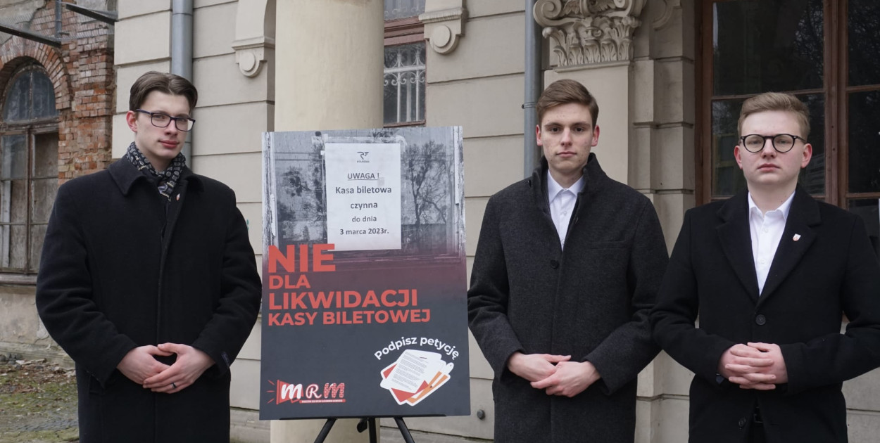 Młodzi radni z Aleksandrowa Kujawskiego sprzeciwiają się zamknięciu kasy biletowej na dworcu. Fot. MRM Aleksandrów Kujawski.