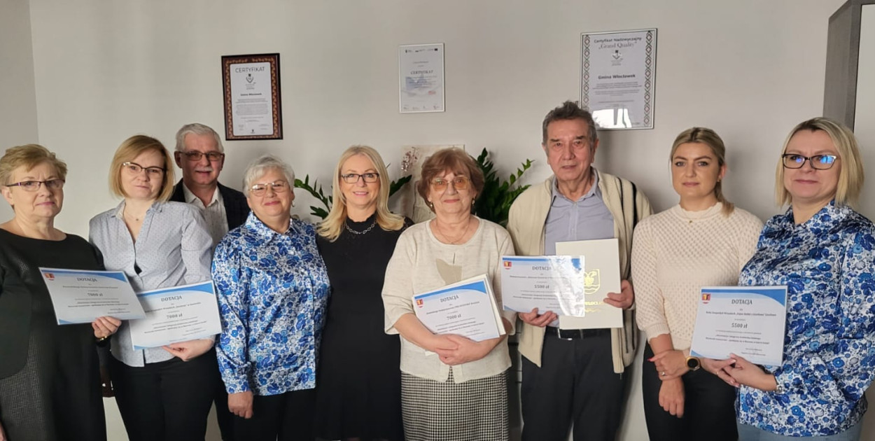 Wójt Gminy Włocławek Pani Magdalena Korpolak-Komorowska oraz Skarbnik Gminy Pani Angelika Przybysz podpisały umowy z Kołami Gospodyń Wiejskich oraz Stowarzyszeniami działającymi na terenie Gminy Włocławek. Fot. UG Włocławek. 