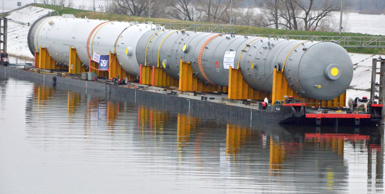 Kolumna petrochemiczna o wadze 827 ton, długości niemal 100 m i o średnicy ok 8 m czeka na śluzowanie w awanporcie dolnym śluzy Włocławek,. Fot. G.S.