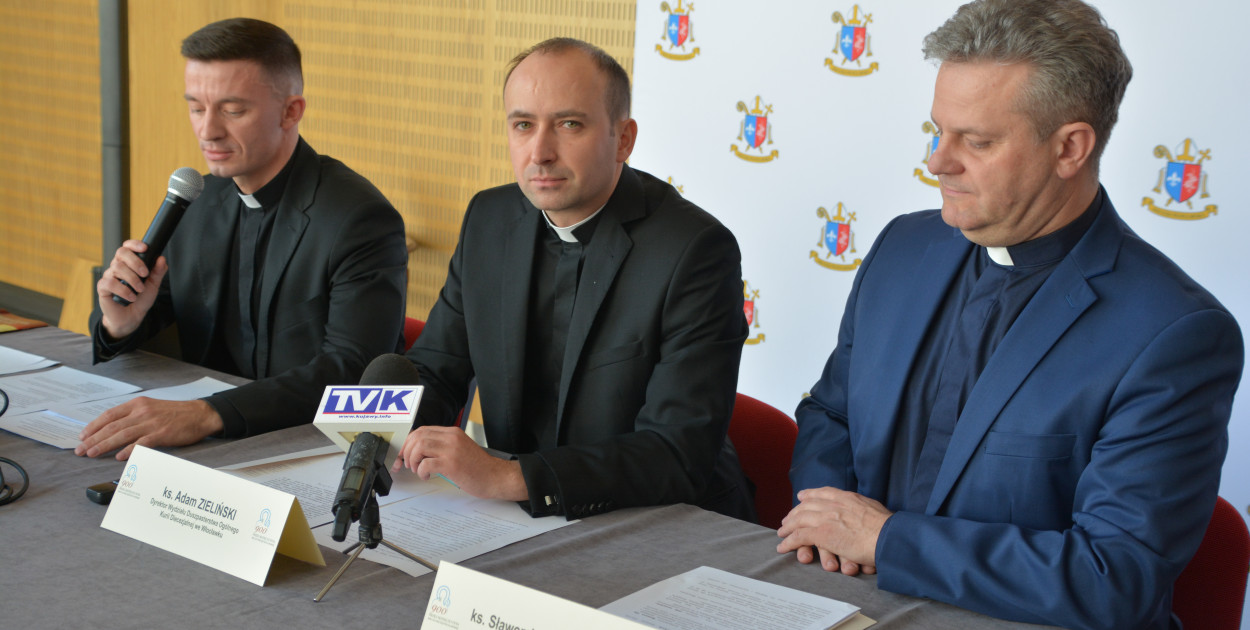 Od lewej: ks. dr Zbigniew Łukasik, dyrektor Muzeum Diecezjalnego we Włocławku; ks. Adam Zieliński, dyrektor Wydziału Duszpasterstwa Ogólnego Kurii Włocławskiej oraz ks. Sławomir Deręgowski, dyrektor Diecezjalnego Studium Organistowskiego, proboszcz parafii św. Stanisława we Włocławku. Fot. DD. 
