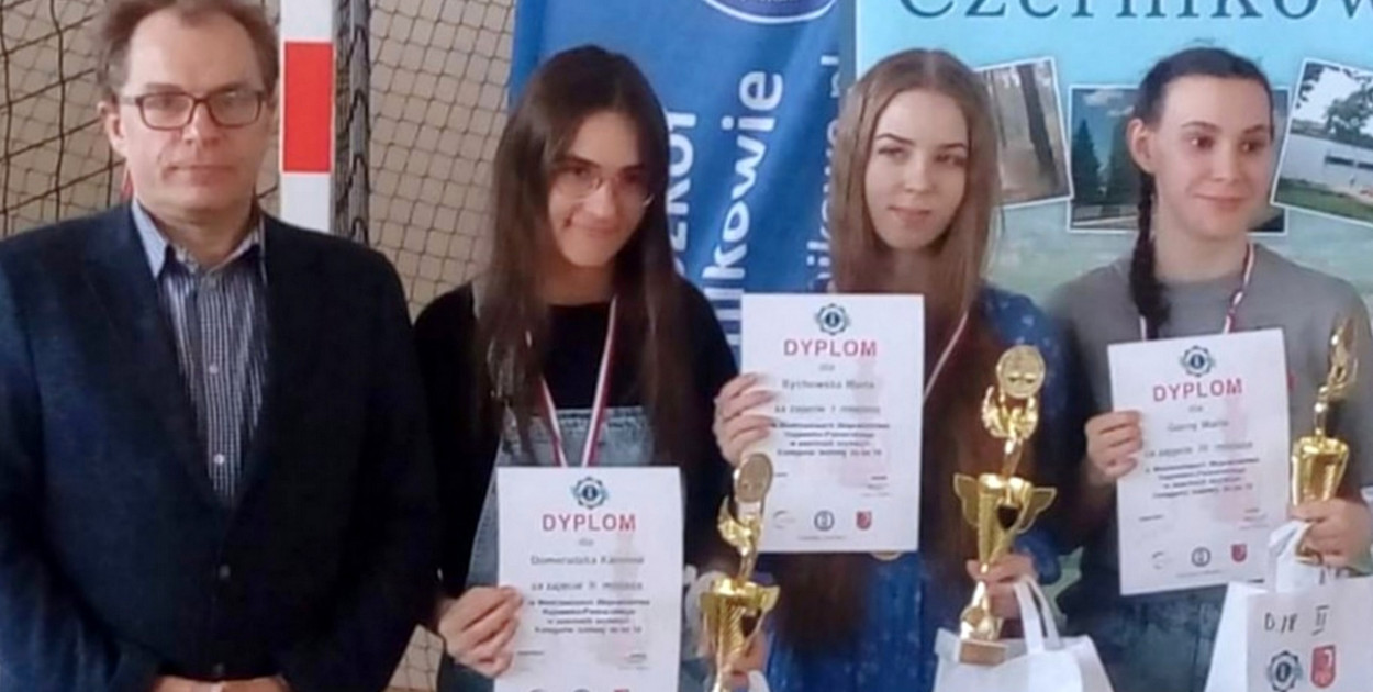 Karolina Domeradzka (druga od lewej) i Marta Bychowska (trzecia od lewej) zdominowały Mistrzostwa Województwa Kujawsko-Pomorskiego juniorek do lat 18 w szachach szybkich. Fot. "WKSz 1938"