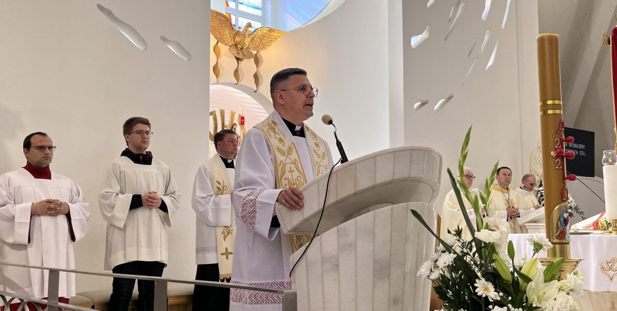 Biskup Juan Arrieta  kierował wcześniej uczelnią prawniczą – Facoltà di Diritto Canonico San Pio X w Wenecji. Jej studentem był wówczas aktualny proboszcz parafii Ducha Św. i sędzia Sądu Kościelnego ks. Sebastian Osiński. Fot. Parafia Ducha Świętego. 