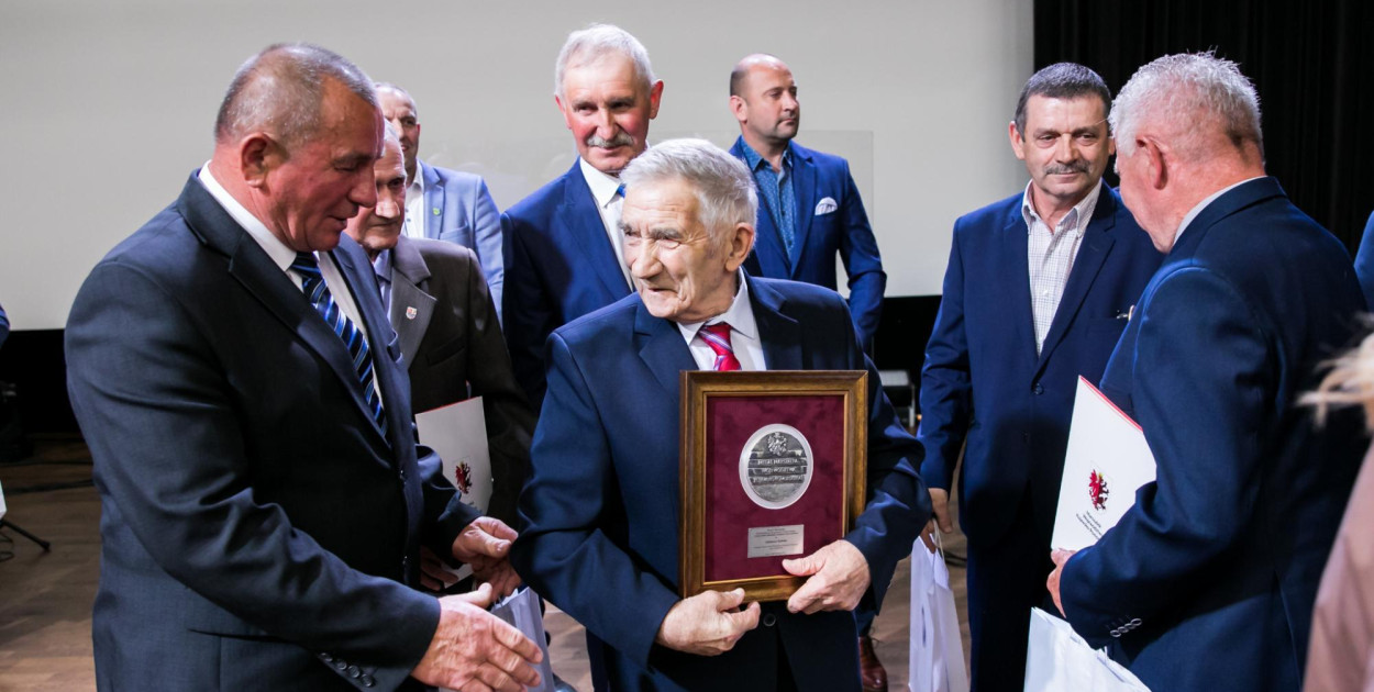 Heliodor Kubiak odebrał najważniejsze odznaczenie w województwie kujawsko-pomorskim. Fot. Andrzej Goiński UMWKP.