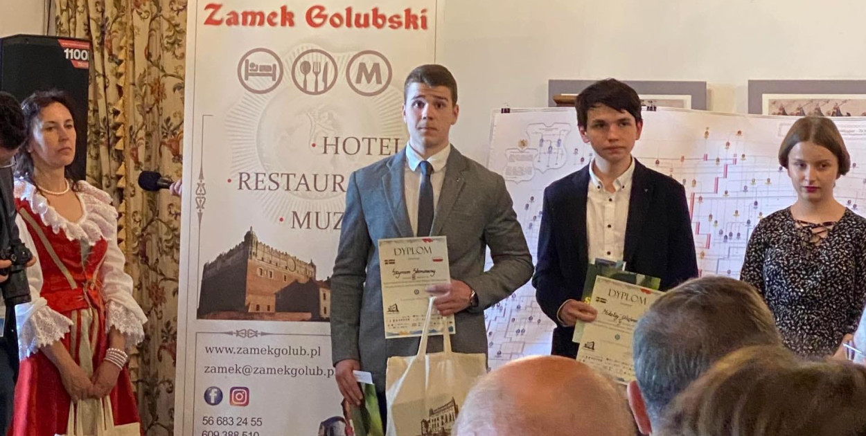 Szymon Skonieczny (trzeci od prawej) podczas wręczenia indeksu na Zamku w Golubiu-Dobrzyniu. Fot. II LO we Włocławku. 