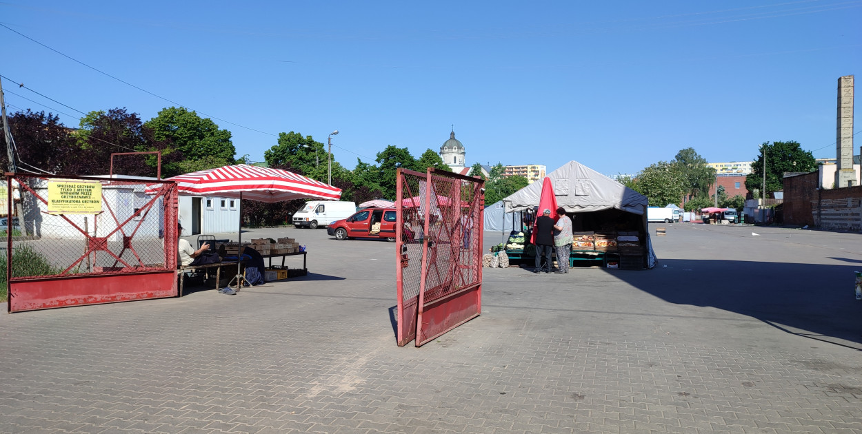 Miejskie targowisko przy Kaliskiej. Fot. DD.