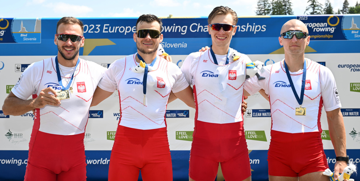 Fabian Barański (drugi od prawej) ze złotym medalem. Fot. PZTW.