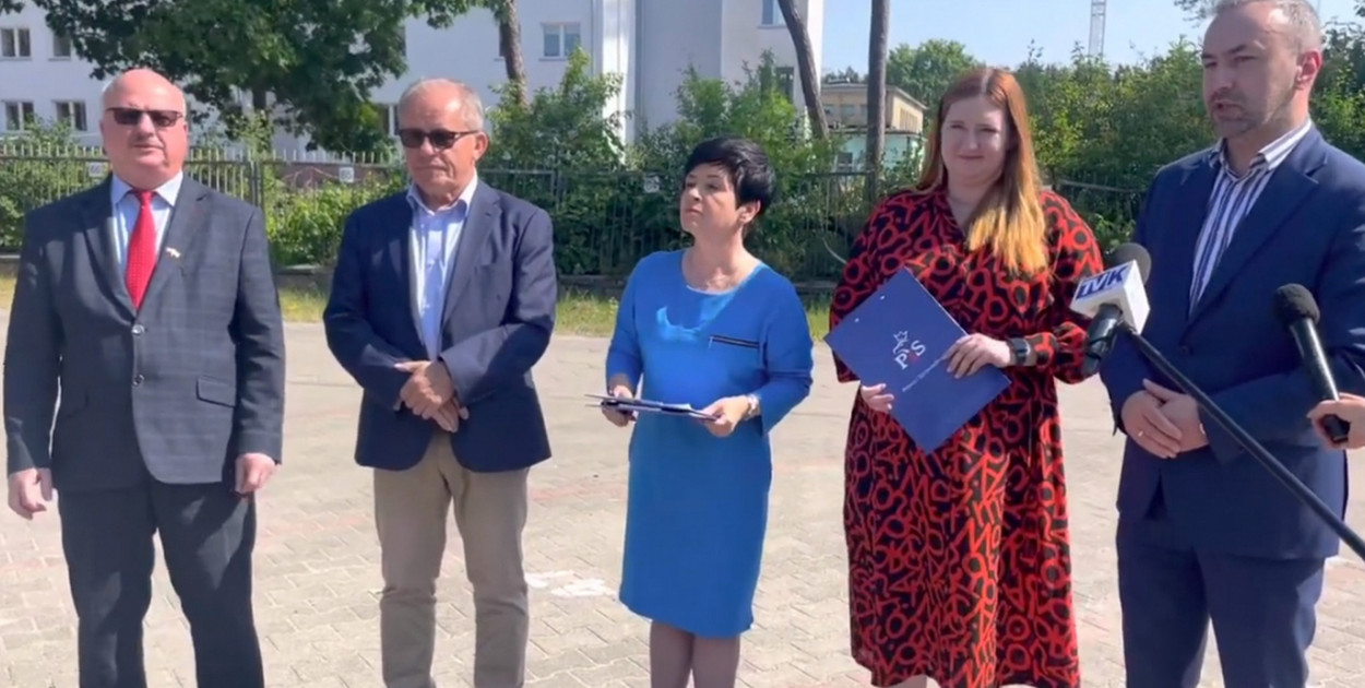 Od lewej: radny województwa Wojciech Jaranowski, senator Józef Łyczak, posłanki Joanna Borowiak i Anna Gembicka, szef PiS we Włocławku Jarosław Chmielewski. Fot. DD. 