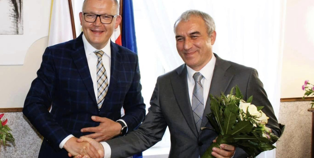 Burmistrz Tomasz Chymkowski (z lewej) i przewodniczący rady miejskiej Brześcia Kujawskiego Piotr Stanny. UM w Brześciu Kujawskim. 