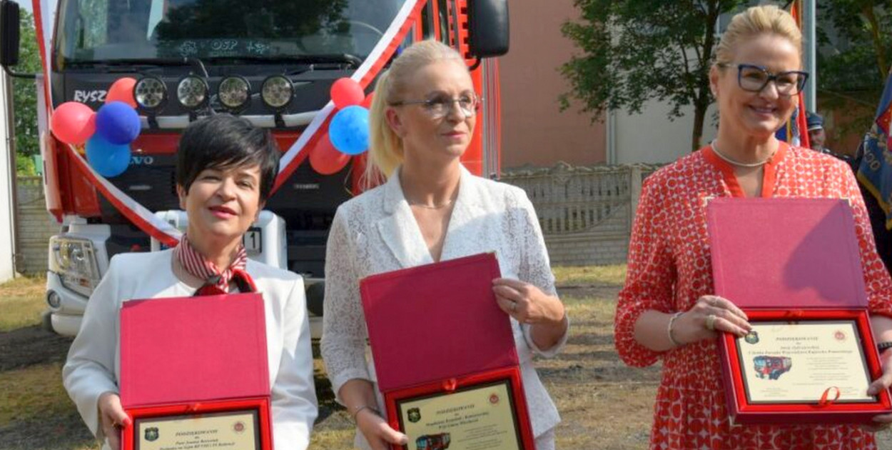 Gośćmi Jubieluszu 95-lecia OSP Smolnik były m.in. (od lewej) : poseł Joanna Borowiak, wójt Gminy Włocławek i członek zarządu województwa Aneta Jędrzejewska. Fot. UG Włocławek. 