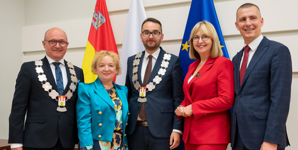 Prezydent Marek Wojtkowski z zastępcami Domicelą Kopaczewską, Moniką Jabłońska, i Krzysztofem Kukuckim. W środku przewodniczący RM Piotr KOwal. Fot. Iwona Woźnikowska.  Domicela Kopaczewska, przewod
