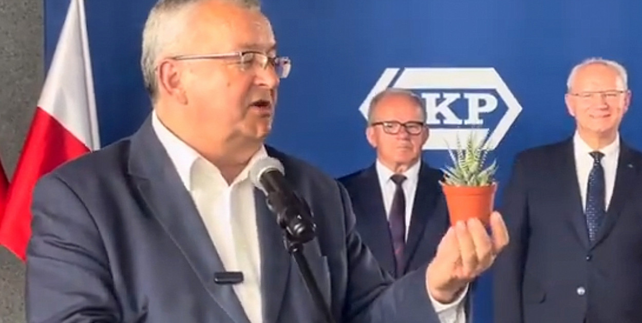 Minister Andrzej Adamczyk z "kaktusem" dla prezydenta Włocławka. Fot. DD. 