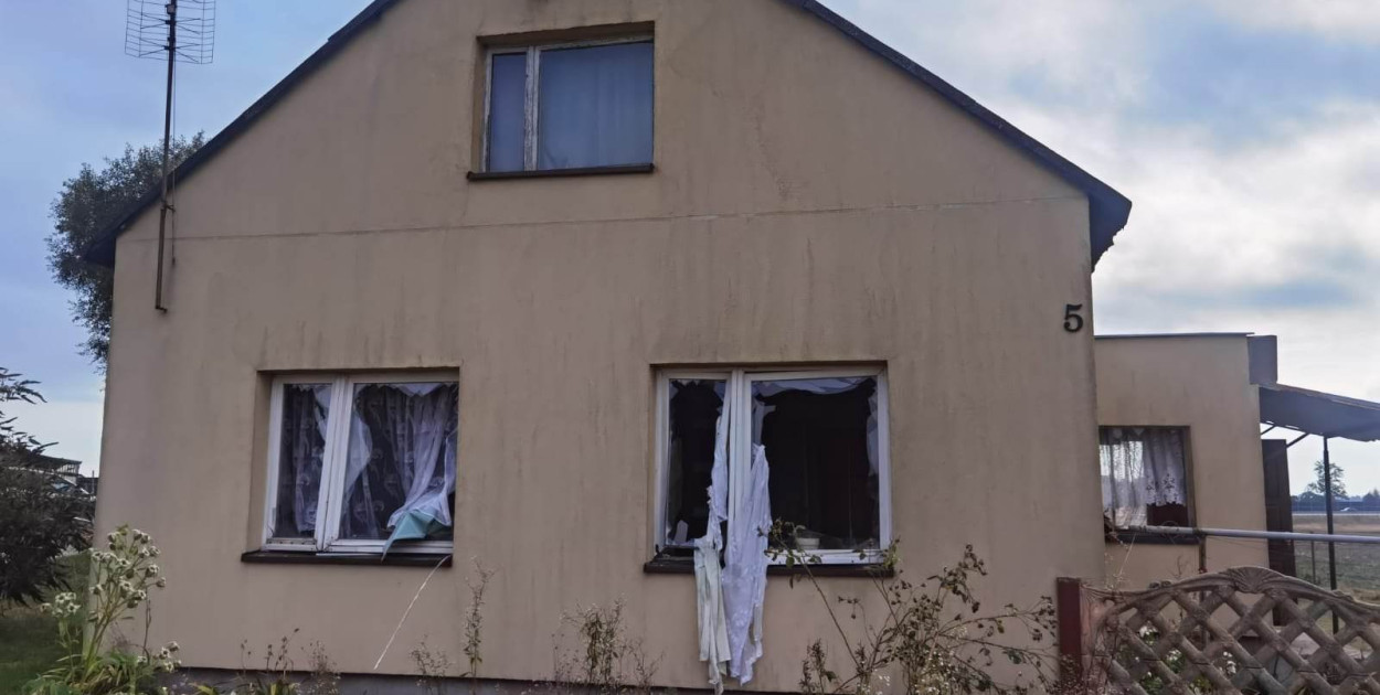 W wyniku wybuchu w budynku zostały uszkodzone okna dwóch pomieszczeń. Fot. straż pożarna. 