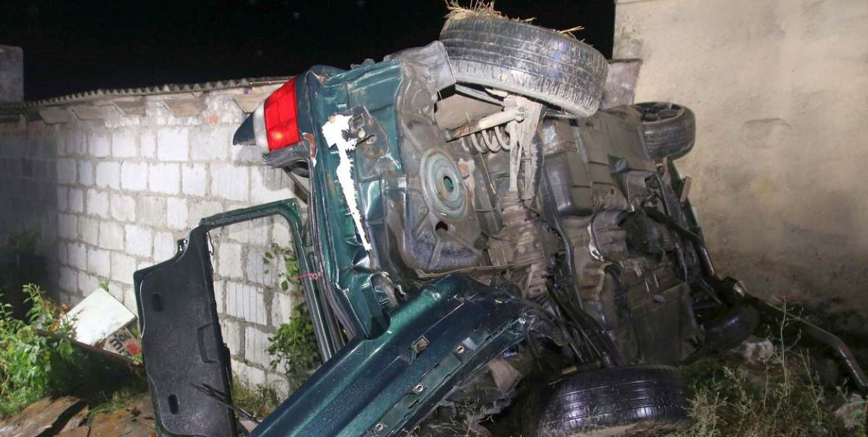 Auto dachowało i uderzyło w budynek. Fot. KPP Radziejów. 