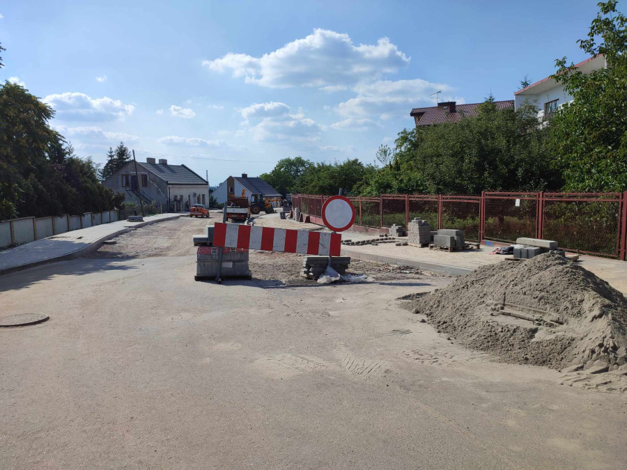 Na fotografii ulica Lipnowska w kierunku mostu. Zdjęcie wykonane na skrzyżowaniu z ul. Cysterską. 