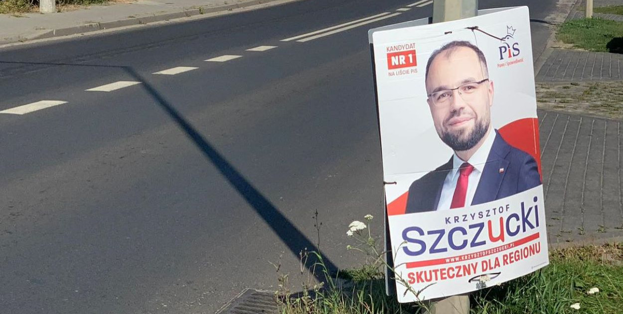 Plakaty "jedynki" PiS zniknęły z latarni Włocławka. "Ale co tam, wisiały tydzień!"