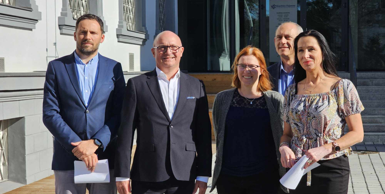 Od lewej: Piotr Wawrowski, Marek Wojtkowski, Justyna Rykowska, Janusz Bisaga i Lidia Piechocka-Witczak. Fot. Kamil Kazimierczyk