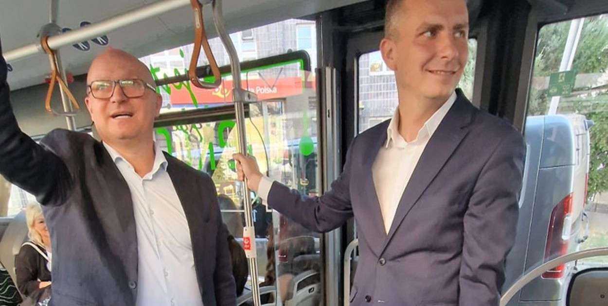 Co Wojtkowski i Kukucki robili dziś w autobusach MPK? Rozdawali... -  ddwloclawek.pl