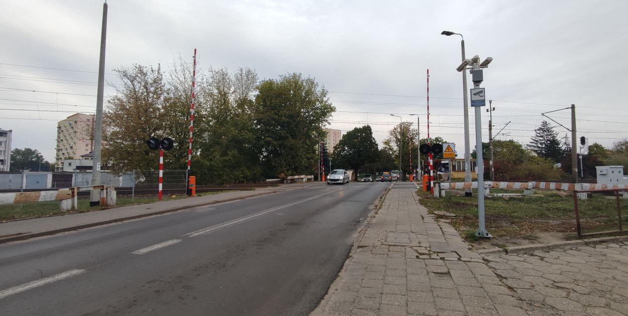 Z przejazdu na Wienieckiej zniknęła budka dróżnika. Fot. DD.