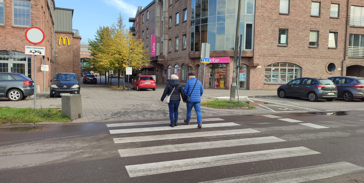 Jednym z przejść, które przejdą zmiany, będą pasy prowadzące od ul. Okrzei do Wzorcowni. Fot. DD. 