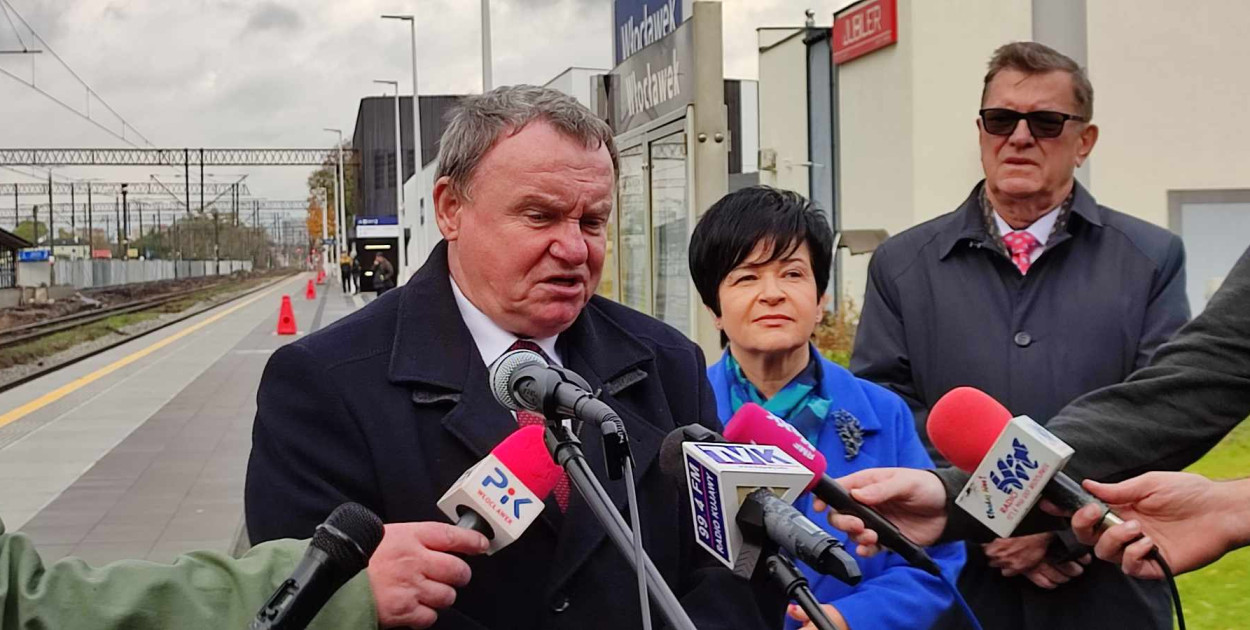 W briefingu na stacji kolejowej we Włocławku udział wzięli: poseł PiS Joanna Borowiak, prezes PKP PLK Ireneusz Merchel i miejski radny PiS Janusz Dębczyński. Fot. DD. 