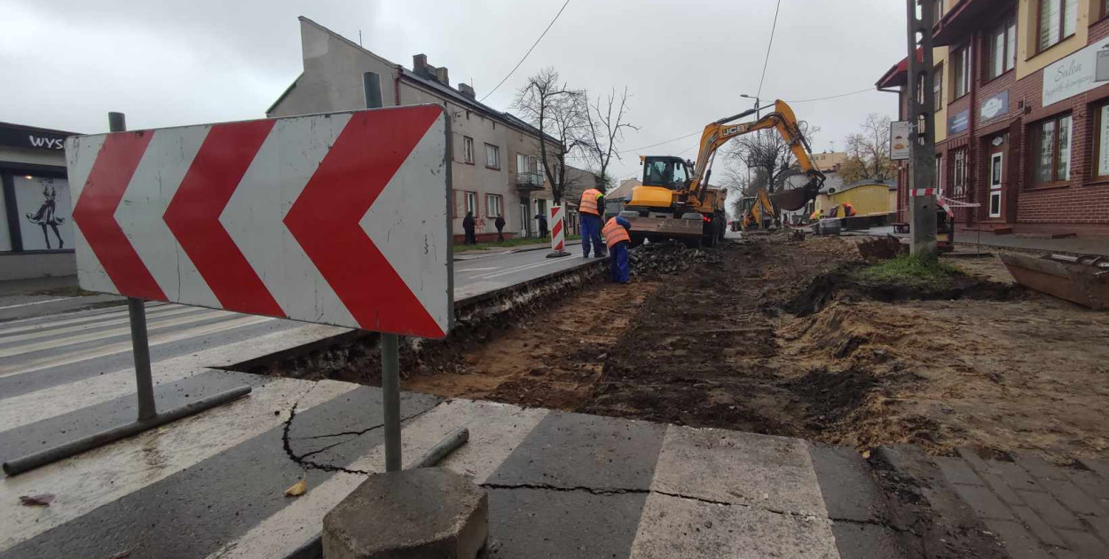Trwają przebudowy zatok przy targowisku miejskim. Fot. DD. 