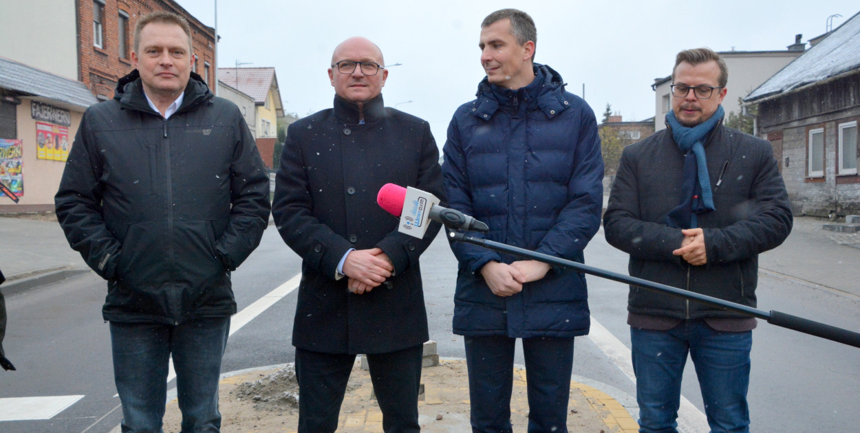 Od lewej Jarosław Zdanowski, od wczoraj zastępca prezydenta miasta ds. inwestycji, Marek Wojtkowski, Krzysztof Kukucki i Paweł Żyżelewicz, dyrektor Wydziału dróg w UM Włocławek. Fot. DD.  