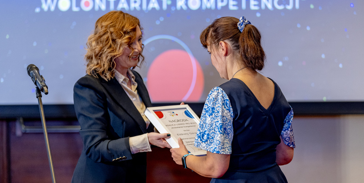 Elżbieta Górska podczas odbierania nagrody "Wolontariat Kompetencji" Fot. Marcin Skiba
