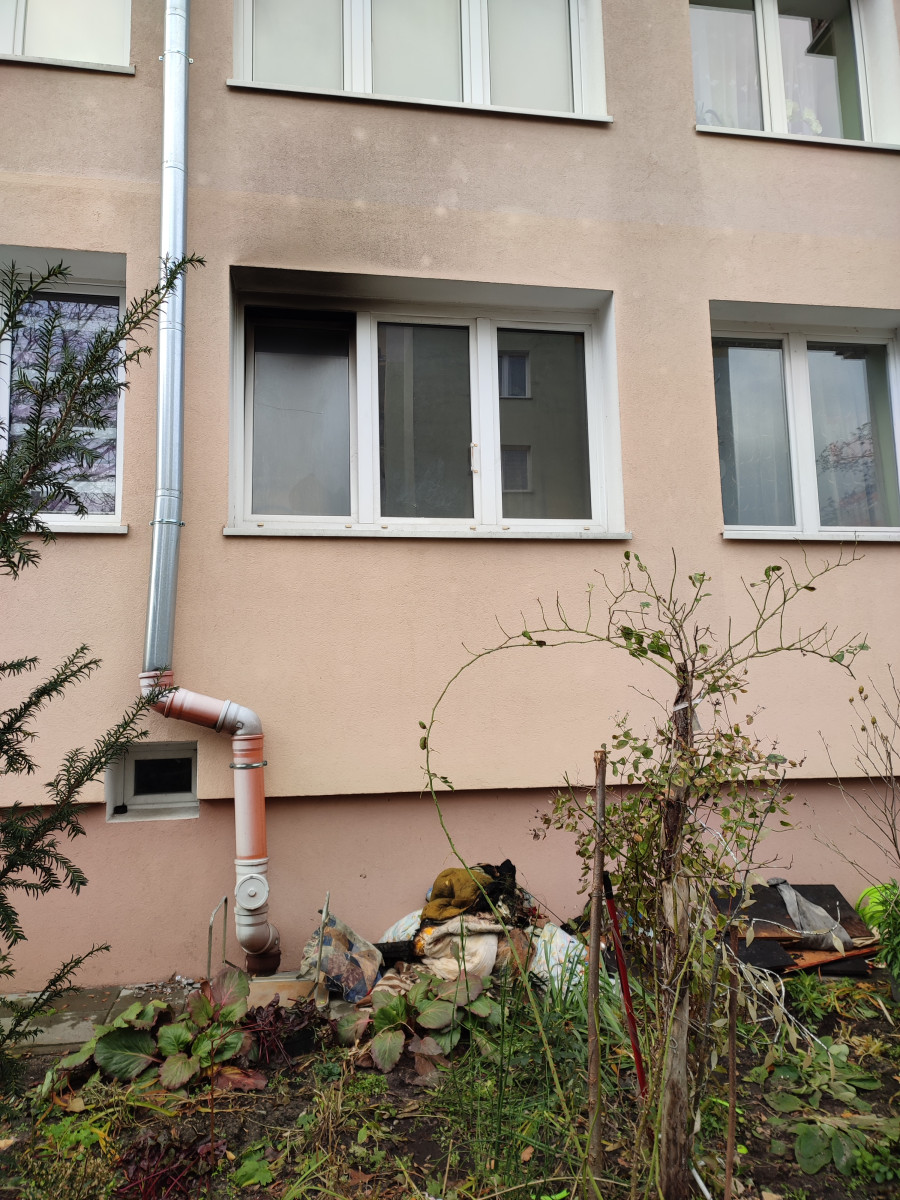 Okno mieszkania, którym doszło do pożaru. Fot. DD.