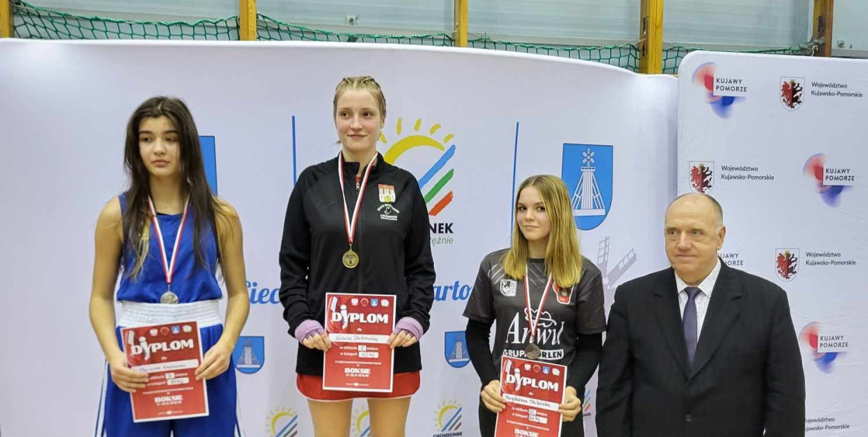 Natalia Dąbrowska na najwyższym stopniu podium Fot. Klub Bokserski Champion Włocławek