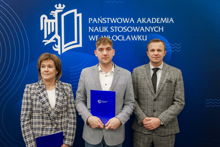 Dawid Kruszyniak odbierający stypendium rektora Fot. PANS Włocławek