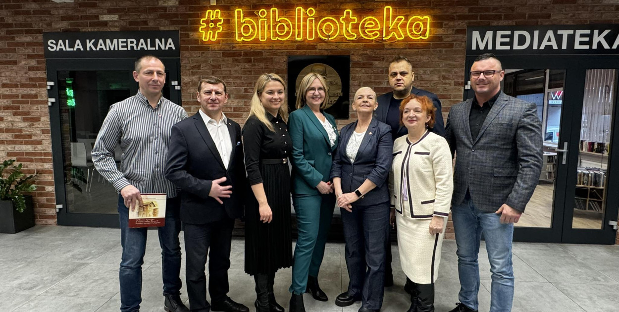Od lewej: Marek Wasielewski, Arkadiusz Piasecki, Katarzyna Zarębska. Monika Jabłońska, Ewa Szczepańska, Piotr Zwoliński, Domicela Kopaczewska i Daniel Tobjasz. Fot. K.K. 