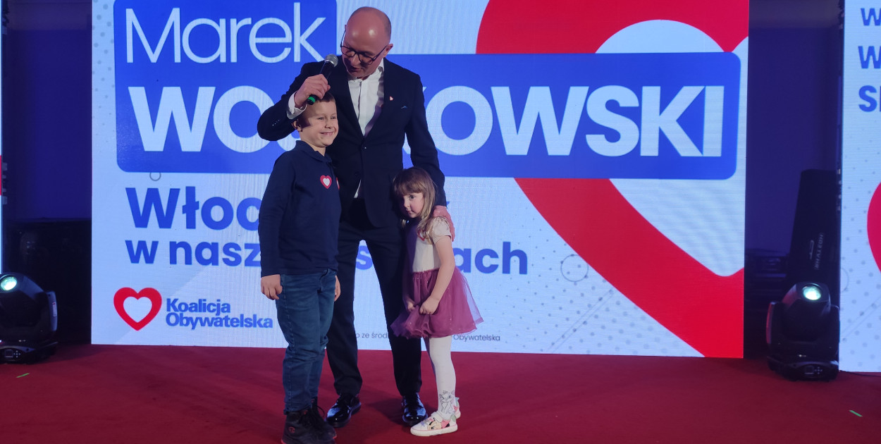 Marek Wojtkowski wystąpił na konwencji ze swoimi wnukami. Fot. DD.