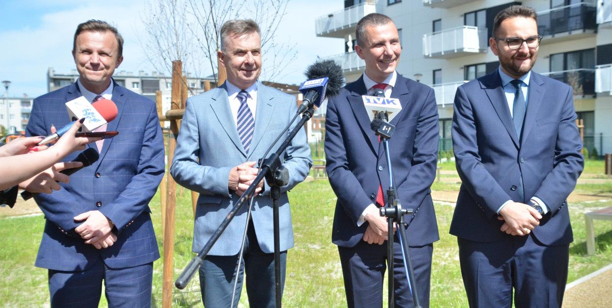 Od lewej: Robert Musiałkiewicz (rektor PANS), Dariusz Wieczorek (minister nauki), Krzysztof Kukucki (prezydent miasta) i Piotr Kowal (przewodniczący Rady Miasta).
