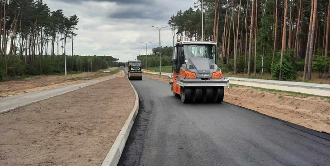 Na alternatywie dla Jana Pawła II rozpoczęło się układanie asfaltu. Fot. UM Włocławek 