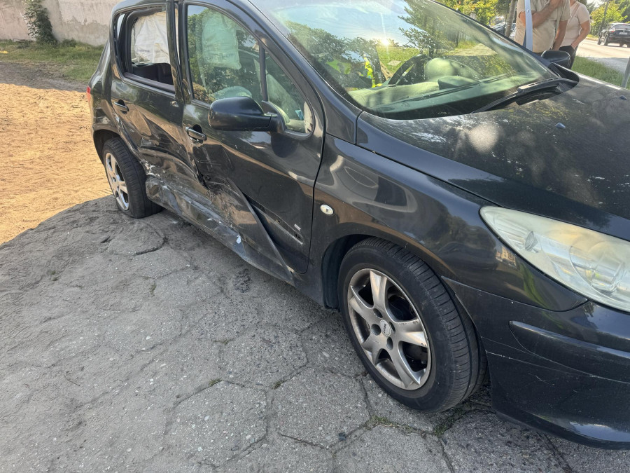 Zniszczony peugeot, którego pasażerką była 5-latka. Fot. DD.