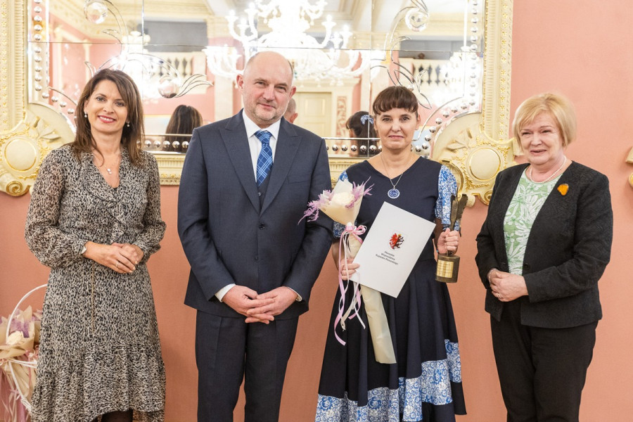 Elżbieta Górska ze statuetką Stalowego Anioła Fot. Szymon Zdziebło/tarantoga.pl dla UMWKP