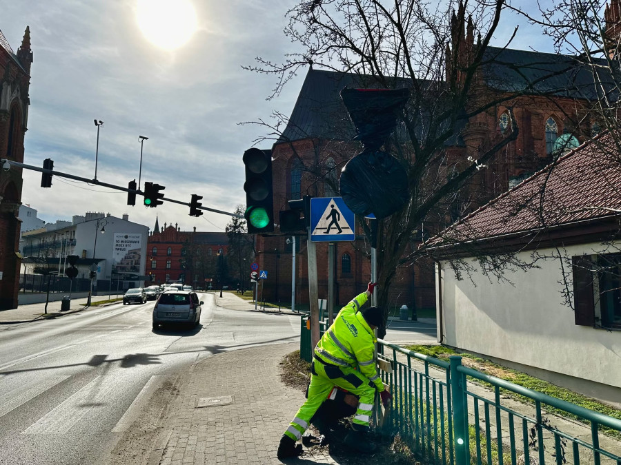 Na skrzyżowaniu zamontowane zostało już oznakowanie pionowe, jednak do piątku (7 marca) pozostanie zasłonięte Fot. DD
