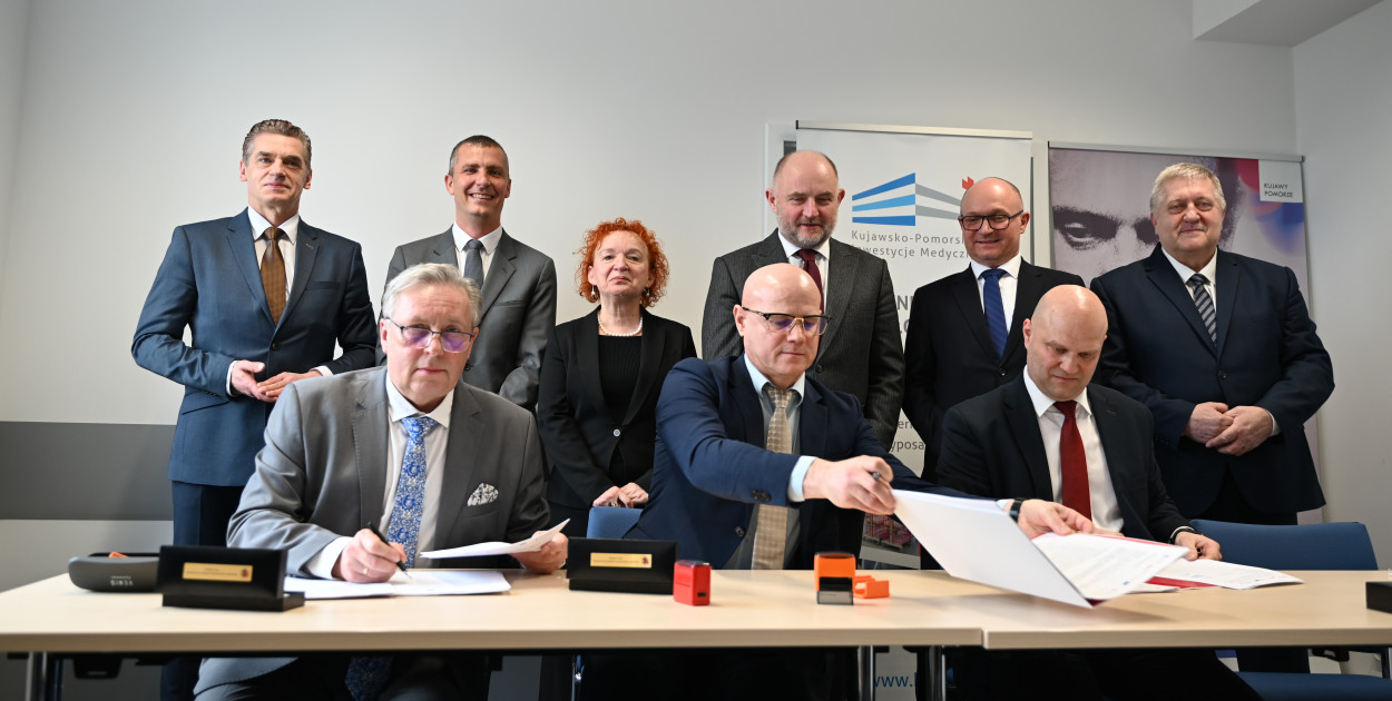 Podpisanie umowy na dokończenie szpitala. Siedzą od lewej: dyrektor WSS Dariusz Szczepański,  reprezentujący Budimex dyrektor Mariusz Hurylski i prezes marszałkowskiej spółki celowej Kujawsko-Pomorskie Inwestycje Medyczne Jarosław Wierski. Stoją od lewej: poseł KO Krystian Łuczak, prezydent Włocławka Krzysztof Kukucki,  przewodnicząca rady społecznej szpitala Domicela Kopaczewska, marszałek Piotr Całbecki, członek zarządu województwa Marek Wojtkowski, i radny sejmiku województwa Sławomir Kopyść.