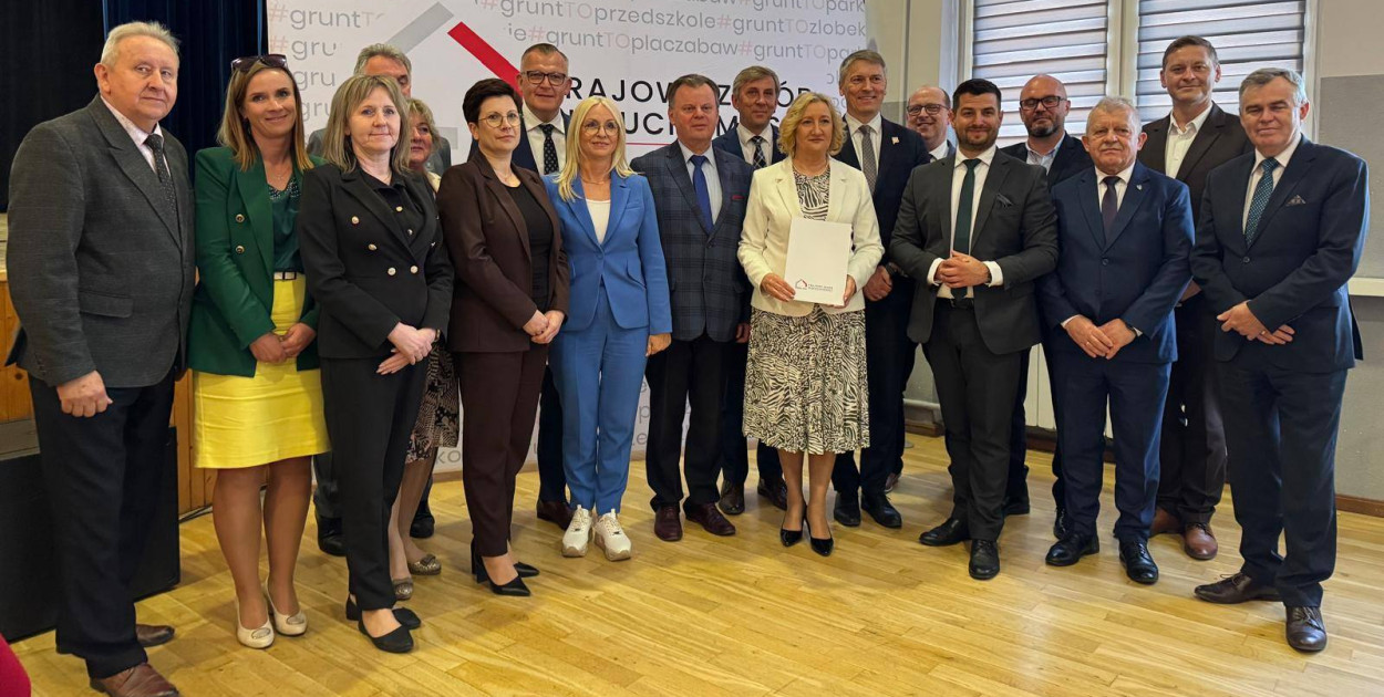  Umowę powołującą do życia spółkę SIM Kujawy podpisali wójtowie i burmistrzowie 14 podwłocławskich gmin. Społeczna Inicjatywa Mieszkaniowa Kujawy to spółka, która będzie budowała mieszkania na wynajem o umiarkowanym czynszu dla osób, które nie mają zdolności kredytowych, ale dysponują środkami na regularne opłacanie czynszu. Fot. Facebook.
