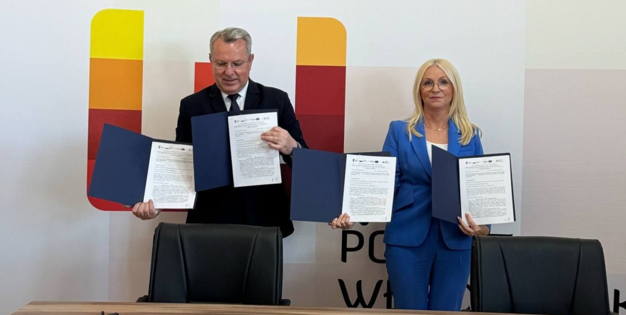 We wtorek (7 maja) wójt Gminy Włocławek Magdalena Korpolak-Komorowska podpisała umowę na dofinansowanie budowy żłobka w miejscowości Józefowo.  Umowę zawarto w obecności wicewojewody kujawsko-pomorskiego Piotra Hemmerlinga. Fot. Facebook. 
