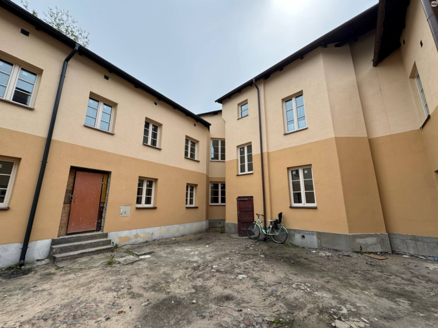  Na remont budynku mieszkalnego i oficyny pod adresem Łęgska 32/Towarowa 5 wnioskowano o 328 357,42 zł (50% wartości inwestycji), przyznano 164 178,71 zł (25%). Z kolei na remont oficyny mieszkalnej przy Cichej 28 firma wnioskowała o 165 778,58 zł, a otrzymała 82 889,29 zł (25%). Widok od ulicy i od dziedzińca. Fot. DD. 