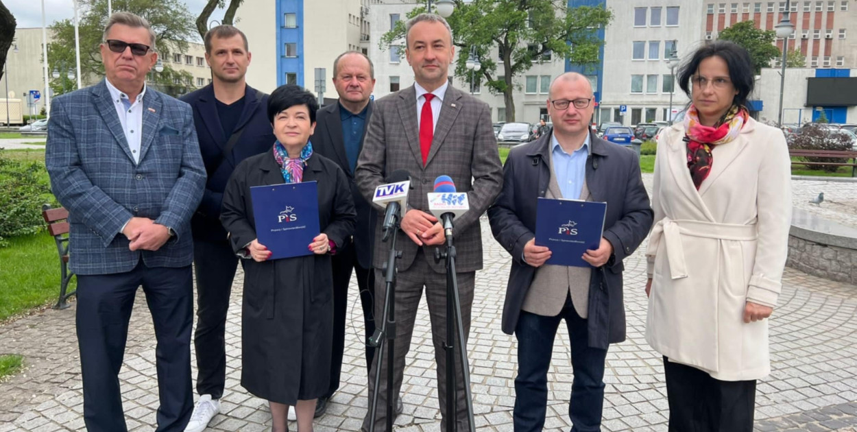 Od lewej: Janusz Dębczyński, Marek Czołpiński,  Joanna Borowiak, Włodzimierz Kaczmarek, Jarosław Chmielewski, Jacek Kowalewski, Irena Vuković-Kwiatkowska.  Fot. PiS. 