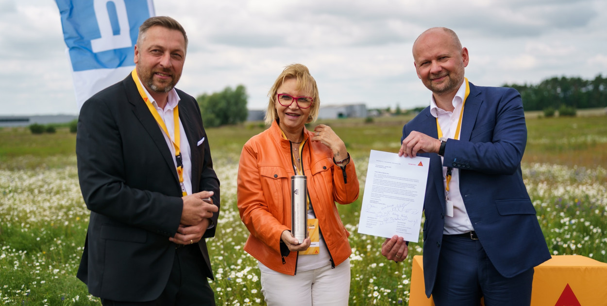 Kamień węgielny umieścili: Dyrektor Operacyjny w firmie Sika – Jacek Olszewski, Ileana Nicolae, Head of Europe East w Sika, Wojciech Ziemliński, prezes zarządu firmy Sika Poland. Fot. SIKA. 