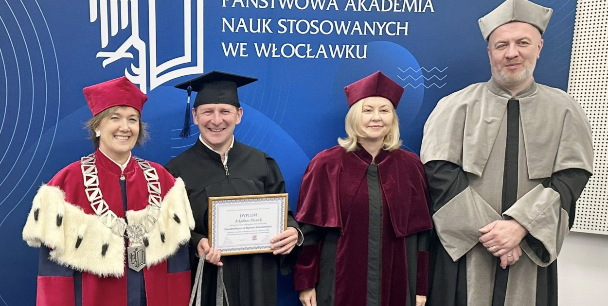 Arkadiusz Piasecki z dyplomem EMBA. Fot. Facebook. 