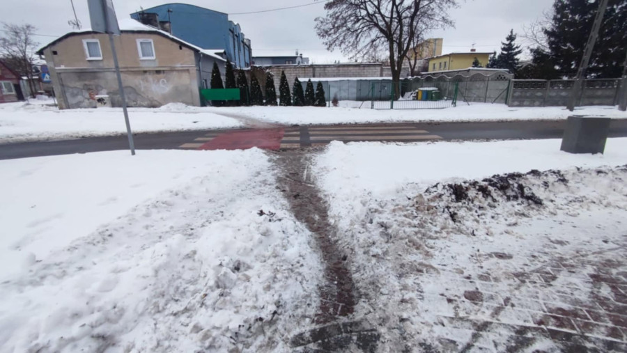 Dojście do pasów między rondem Kokoszka w ul. Wiejską w poniedziałek, 12 stycznia rano. Fot. DD