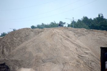 Góra piasku przy budowie z Programu Fabryka-16430