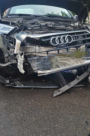 Audi ścięło dwie latarnie-18629