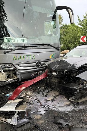 Dwa samochody osobowe uderzyły w autobus-18686