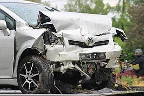 Auto uderzyło w budynek. Mężczyzna i dziecko w szpitalu-20722