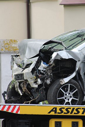 Auto uderzyło w budynek. Mężczyzna i dziecko w szpitalu-20722